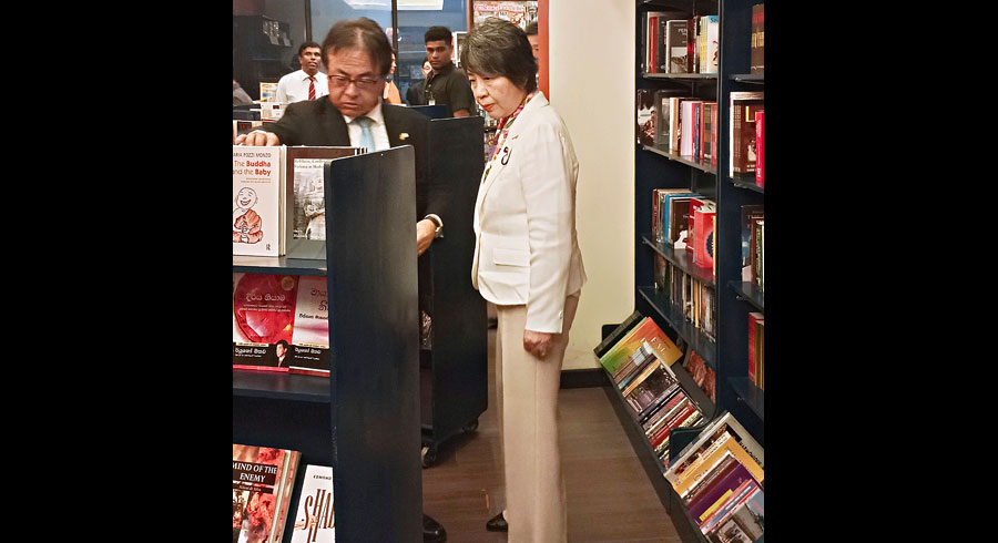 Japan s Foreign Minister visits Vijitha Yapa Bookshop