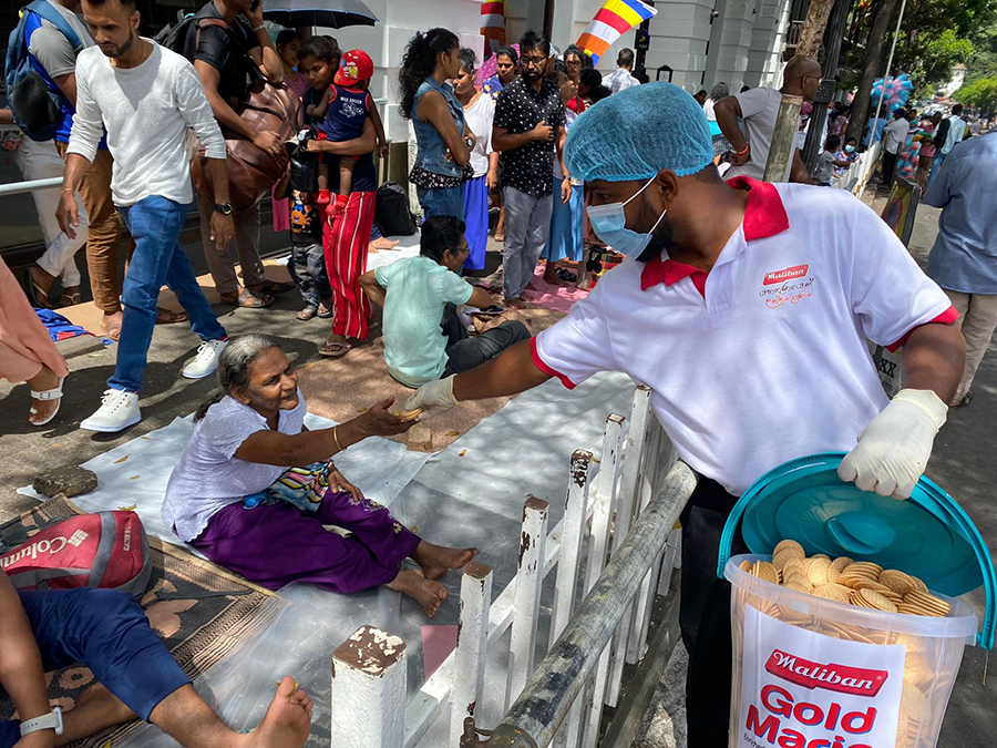 Maliban Joins the Spirit of the Kandy Dalada Perahera 2023 with Heartfelt Gestures image