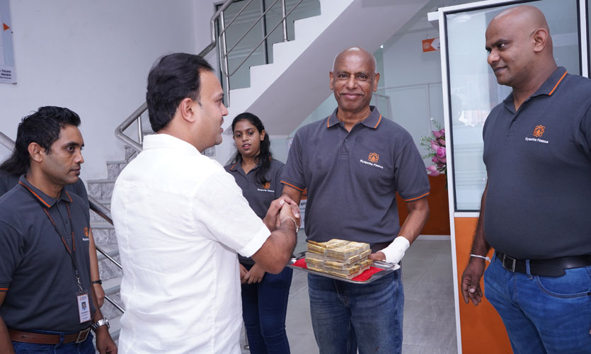 Siyapatha Finance Managing Director Mr Ananda Seneviratne carrying out the first deposit transaction of the new branch