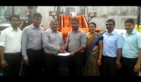 Mobil felicitates Doosan Service Engineer